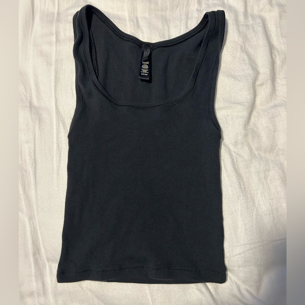Skims black tank